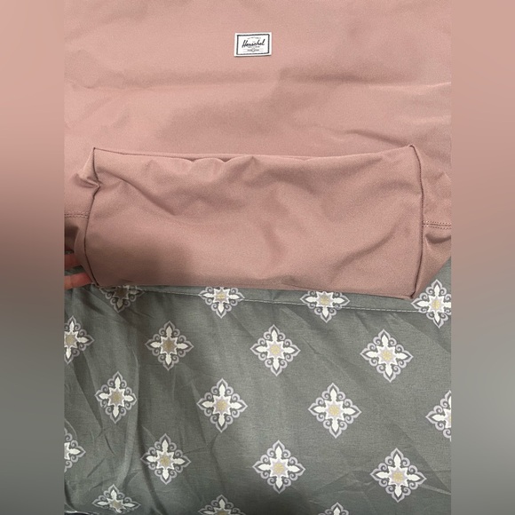 Hershel Supply Company Classic Tote-Mauve Color - Picture 4 of 6